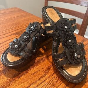 BORN Black Leather slip on Sandals floral design with silver embellishments Sz 8
